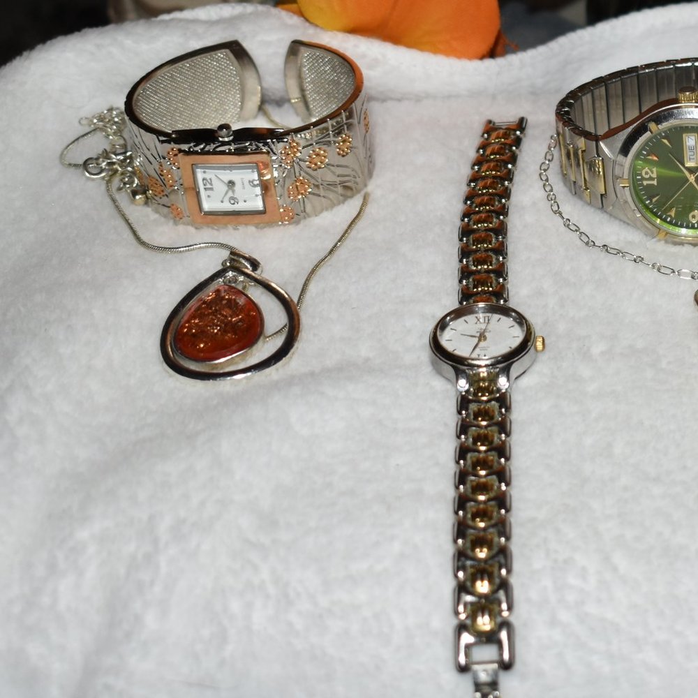 8 Piece Jewlery Bundle!!!  Watches and Necklaces - Picture 4 of 7